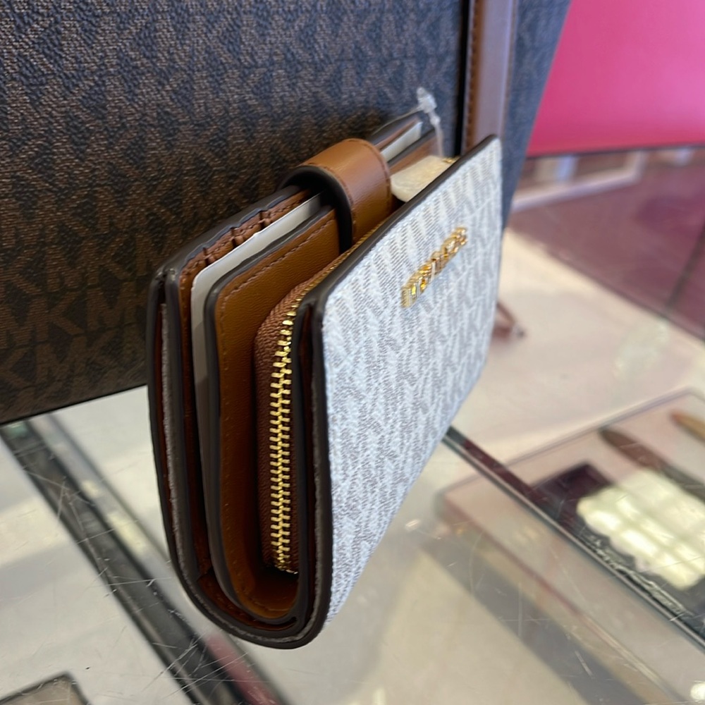 MICHAEL KORS
Medium Signature Logo Wallet 
Vanilla 
NWT - Picture 4 of 16